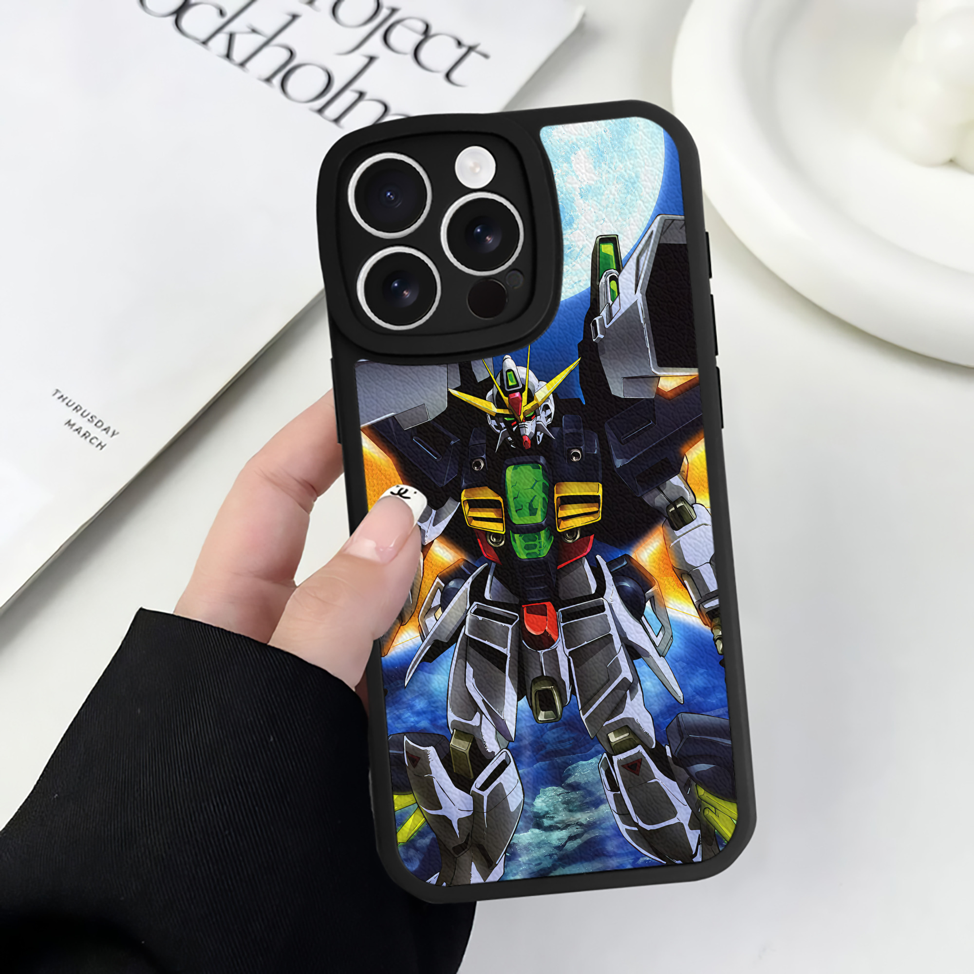 （画像用） 機動戦士ガンダム Mobile Suit Gundam 【iPhone 16シリーズ対応】シリコンスマホケース（レザー調） 材質：シリコン